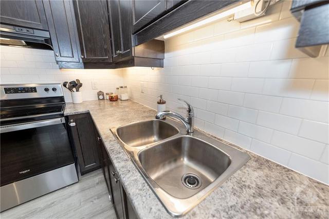 113 Pictou Cres, Townhouse with 3 bedrooms, 3 bathrooms and 3 parking in Ottawa ON | Image 9
