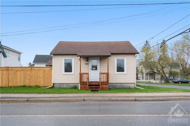 218 Rideau Street, House detached with 2 bedrooms, 1 bathrooms and 2 parking in North Grenville ON | Image 1