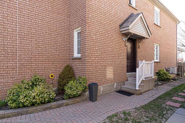 35 Stoneledge Circle, House semidetached with 3 bedrooms, 1 bathrooms and 4 parking in Brampton ON | Image 15