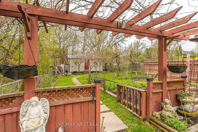 579 Rustic Rd, House detached with 3 bedrooms, 2 bathrooms and 12 parking in Toronto ON | Image 26
