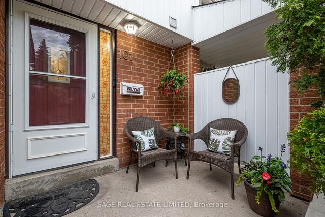 101 Springhouse Sq, House attached with 3 bedrooms, 2 bathrooms and 2 parking in Toronto ON | Image 12