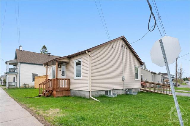 218 Rideau Street, House detached with 2 bedrooms, 1 bathrooms and 2 parking in North Grenville ON | Image 2