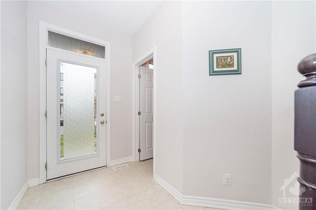 113 Pictou Cres, Townhouse with 3 bedrooms, 3 bathrooms and 3 parking in Ottawa ON | Image 3