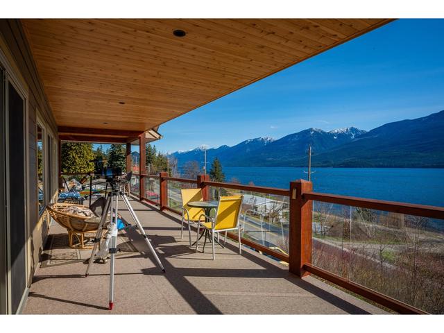 3558 Sprague St, House detached with 3 bedrooms, 4 bathrooms and null parking in Central Kootenay D BC | Image 45