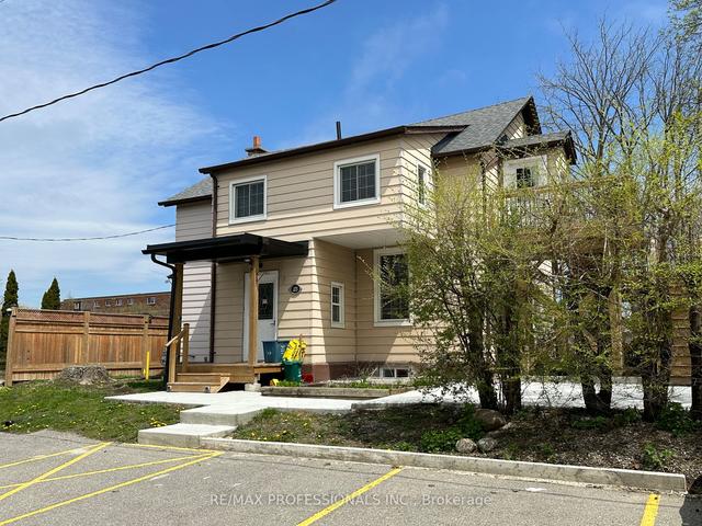 2 - 213 Pine St, House detached with 1 bedrooms, 1 bathrooms and 1 parking in Whitby ON | Image 1