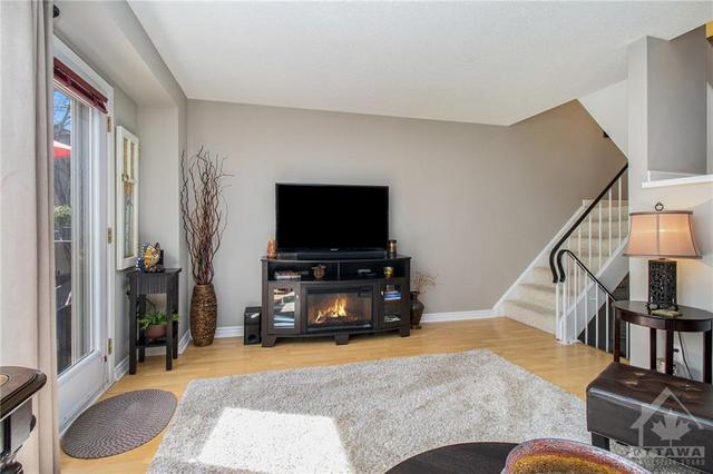 9 Reaney Court, Townhouse with 3 bedrooms, 2 bathrooms and 3 parking in Ottawa ON | Image 6