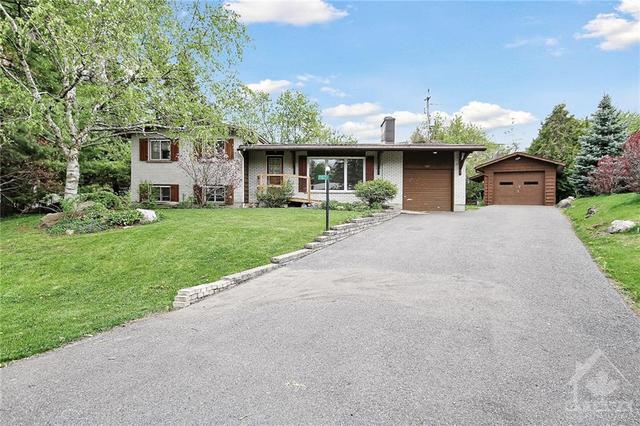 1107 Irene Pl, House detached with 4 bedrooms, 2 bathrooms and 7 parking in Ottawa ON | Image 2