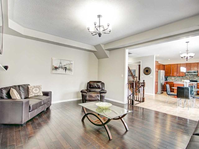 787 Biggar Hts, House detached with 4 bedrooms, 3 bathrooms and 4 parking in Milton ON | Image 5