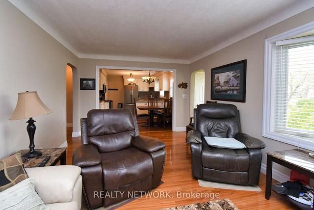 41 Woodbine Ave, House detached with 3 bedrooms, 2 bathrooms and 5 parking in St. Catharines ON | Image 2