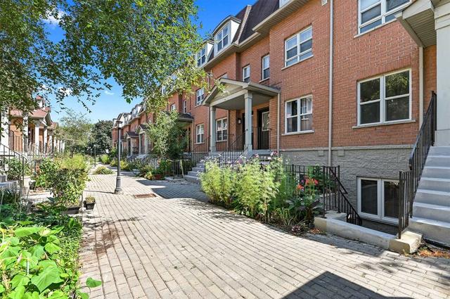 1 - 901 Kennedy Rd, Townhouse with 2 bedrooms, 2 bathrooms and 1 parking in Toronto ON | Image 1