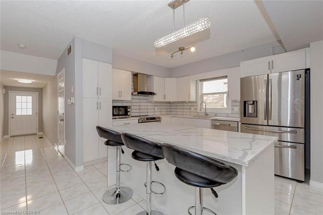 378 Parkvale Dr, House detached with 3 bedrooms, 2 bathrooms and 5 parking in Kitchener ON | Image 3