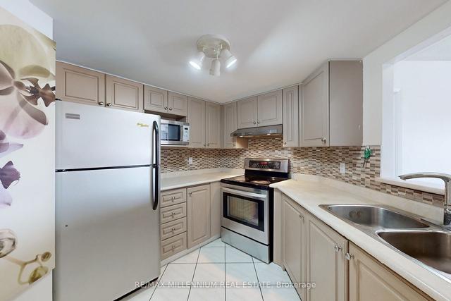 315 - 160 Wellington St E, Condo with 2 bedrooms, 2 bathrooms and 1 parking in Aurora ON | Image 2
