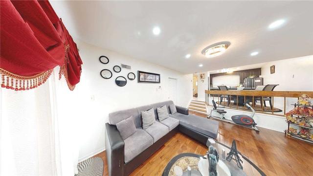74 - 2901 Jane St, Townhouse with 3 bedrooms, 2 bathrooms and 1 parking in Toronto ON | Image 2