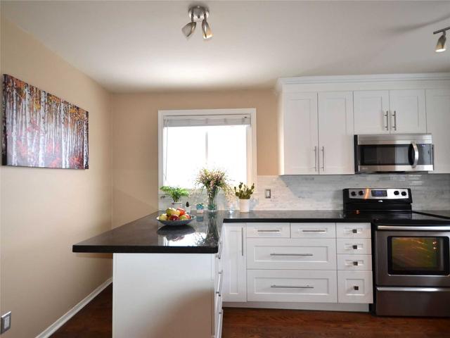 10 Hopkins Rd, House detached with 3 bedrooms, 3 bathrooms and 3 parking in Barrie ON | Image 2
