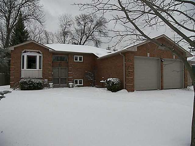 17 Beach Crt, House detached with 2 bedrooms, 3 bathrooms and null parking in Barrie ON | Image 1