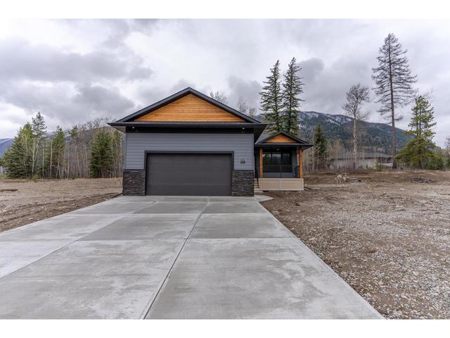 2033 Golden Eagle Dr, House detached with 3 bedrooms, 2 bathrooms and 2 parking in Sparwood BC | Image 1