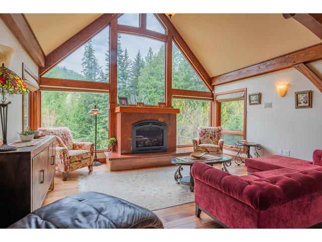 817 White Tail Drive, House detached with 4 bedrooms, 4 bathrooms and null parking in Rossland BC | Image 16