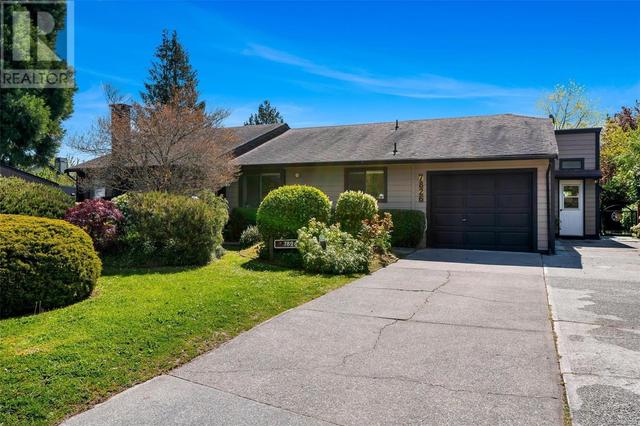 7826 Fairmeadow Pl, House detached with 2 bedrooms, 2 bathrooms and 4 parking in Central Saanich BC | Image 2