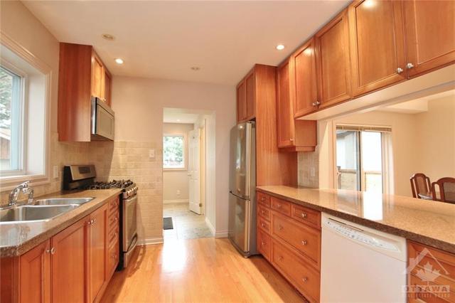 22 Gould St, House detached with 3 bedrooms, 2 bathrooms and 4 parking in Ottawa ON | Image 13