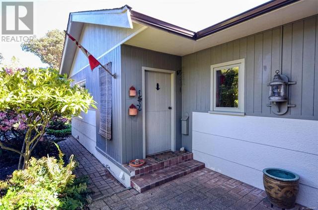 5049 Wesley Rd, House detached with 3 bedrooms, 1 bathrooms and 2 parking in Saanich BC | Image 21