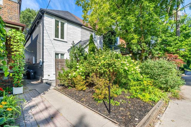 422 Montrose Ave, House semidetached with 3 bedrooms, 2 bathrooms and 2 parking in Toronto ON | Image 1