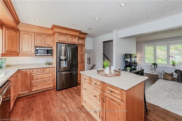 23 Meadow Cres, House detached with 4 bedrooms, 3 bathrooms and 3 parking in Guelph ON | Image 9
