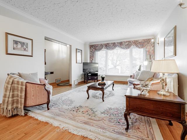 15 Deerhurst Ave, House detached with 3 bedrooms, 2 bathrooms and 6 parking in Toronto ON | Image 20