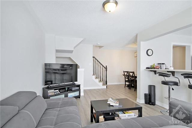 711 Juneberry Lane, Townhouse with 3 bedrooms, 2 bathrooms and 2 parking in Ottawa ON | Image 11
