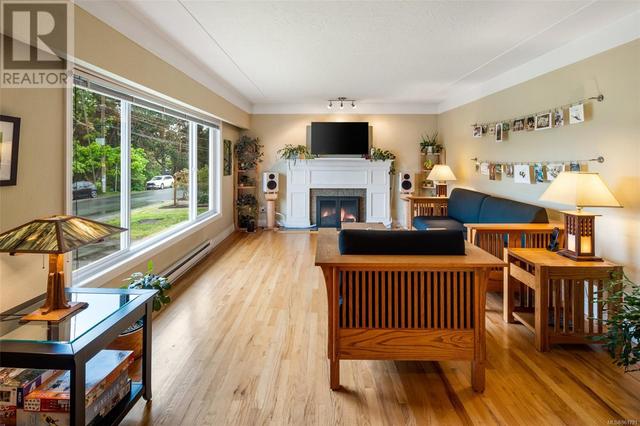 1870 Kings Rd, House detached with 4 bedrooms, 3 bathrooms and 4 parking in Saanich BC | Image 6