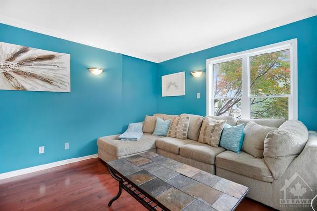 109 Topham Terr, Townhouse with 3 bedrooms, 3 bathrooms and 3 parking in Ottawa ON | Image 5