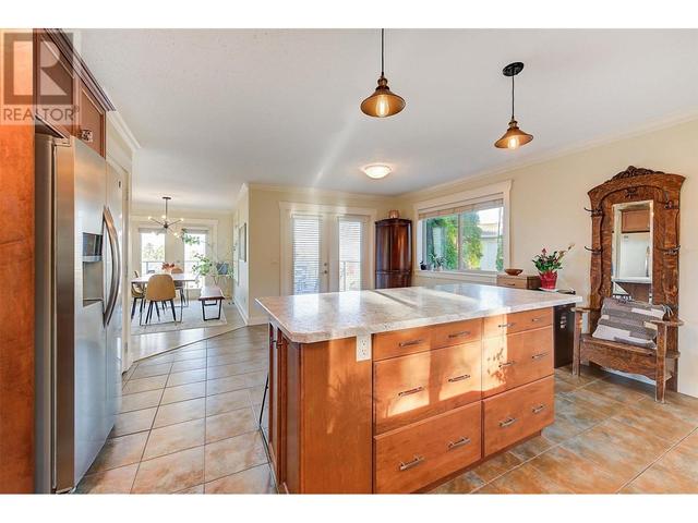 291 Sandpiper Crt, House detached with 5 bedrooms, 3 bathrooms and 6 parking in Kelowna BC | Image 35