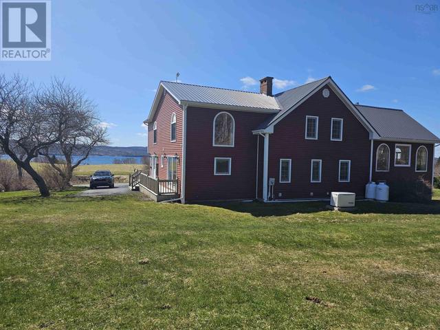 2125 Hillside Boularderie Rd, House detached with 5 bedrooms, 3 bathrooms and null parking in Cape Breton NS | Image 8