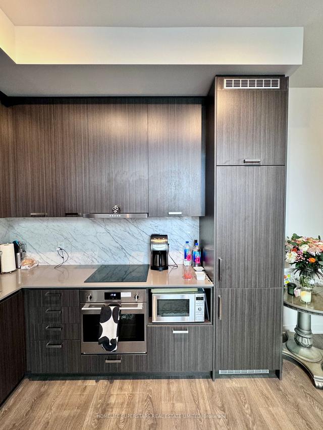 207 - 10 Honeycrisp Cres, Condo with 2 bedrooms, 2 bathrooms and 1 parking in Vaughan ON | Image 2