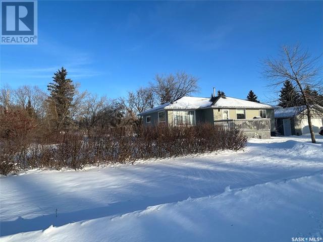 310 3rd Ave Ne, House detached with 4 bedrooms, 2 bathrooms and null parking in Ituna SK | Image 2