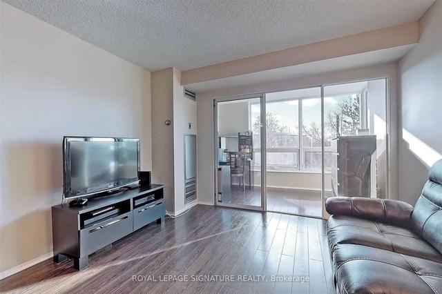 321 - 326 Major Mackenzie Dr E, Condo with 2 bedrooms, 2 bathrooms and 1 parking in Richmond Hill ON | Image 2