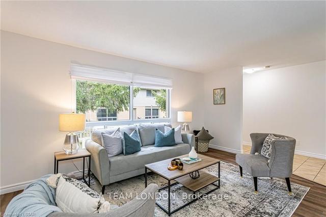 54 - 35 Waterman Ave, Townhouse with 3 bedrooms, 2 bathrooms and 1 parking in London ON | Image 2