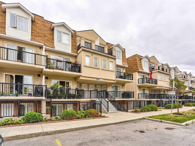 2002 - 3049 Finch Ave W, Townhouse with 4 bedrooms, 3 bathrooms and 2 parking in Toronto ON | Image 1
