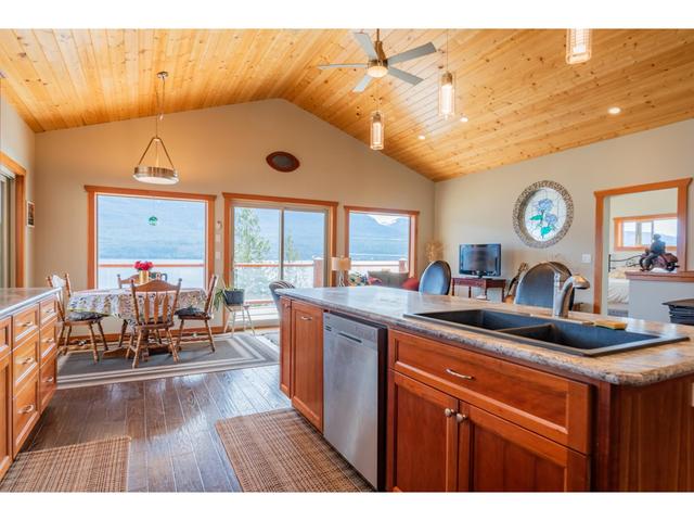 3558 Sprague St, House detached with 3 bedrooms, 4 bathrooms and null parking in Central Kootenay D BC | Image 71