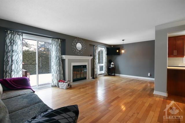 6858 Bilberry Drive, Townhouse with 4 bedrooms, 3 bathrooms and 2 parking in Ottawa ON | Image 5