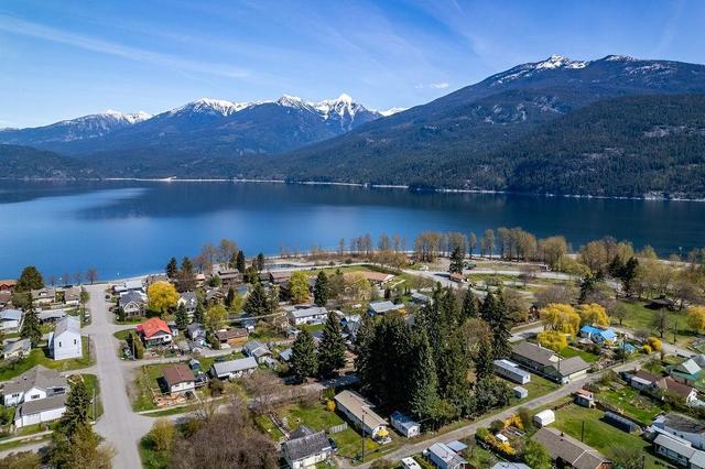 235 B Avenue, House detached with 2 bedrooms, 2 bathrooms and null parking in Central Kootenay D BC | Image 71