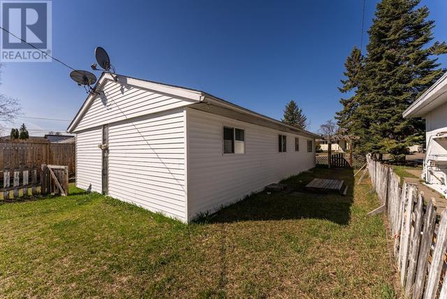 1302 Douglas St, House detached with 3 bedrooms, 2 bathrooms and null parking in Prince George BC | Image 3