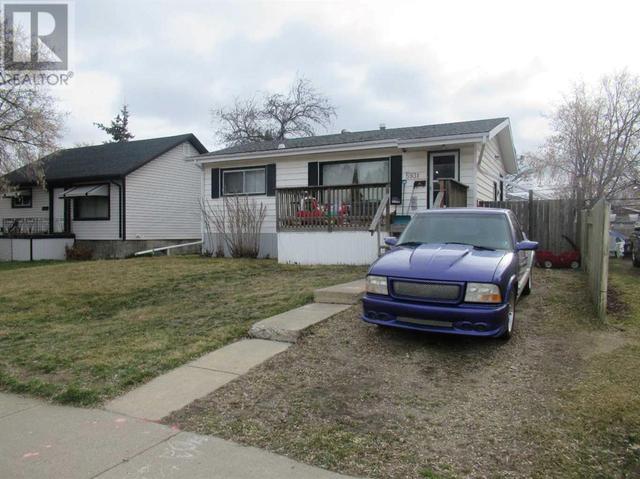 5931 60 Avenue, House detached with 2 bedrooms, 2 bathrooms and 2 parking in Red Deer AB | Image 2