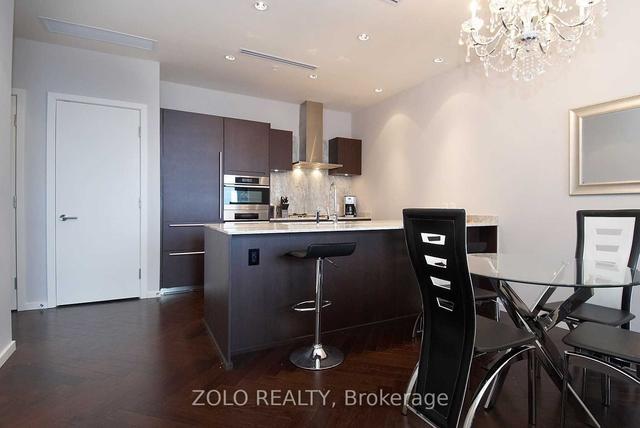 5505 - 180 University Ave, Condo with 1 bedrooms, 1 bathrooms and 1 parking in Toronto ON | Image 2