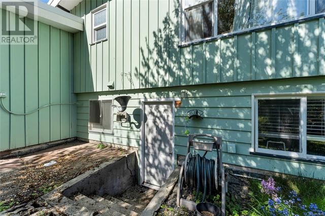 3401 Woodburn Ave, House detached with 4 bedrooms, 3 bathrooms and 1 parking in Oak Bay BC | Image 17