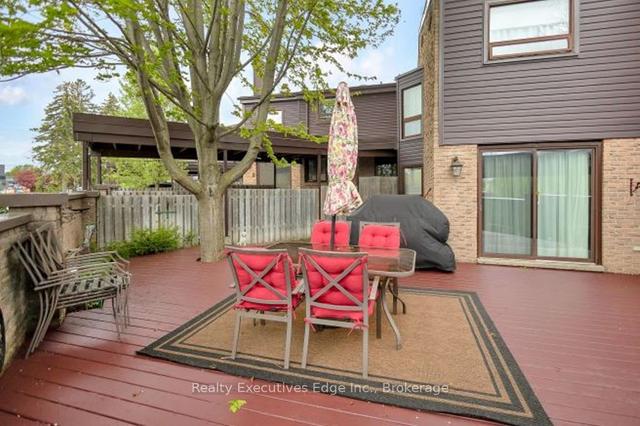 10 - 28 Underhill Cres, Townhouse with 3 bedrooms, 2 bathrooms and 4 parking in Kitchener ON | Image 8