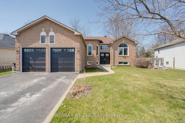 26 Silver Birch Ave, House detached with 3 bedrooms, 3 bathrooms and 6 parking in Wasaga Beach ON | Image 1