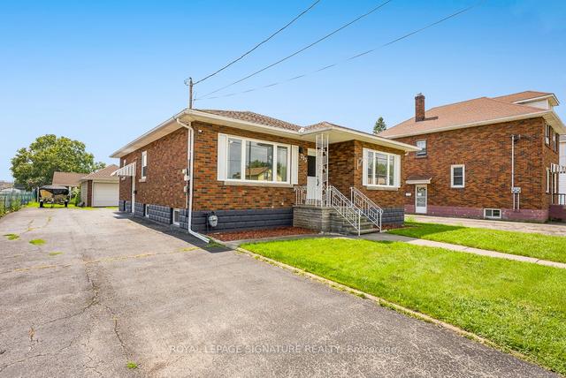 213 Bell St, House detached with 3 bedrooms, 1 bathrooms and 10 parking in Port Colborne ON | Image 1
