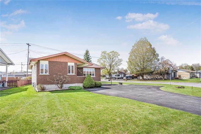 469 Ghislain St, House detached with 3 bedrooms, 2 bathrooms and 2 parking in Hawkesbury ON | Image 2