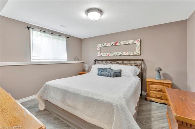 18 Peter St, House detached with 4 bedrooms, 2 bathrooms and 10 parking in Brant ON | Image 8