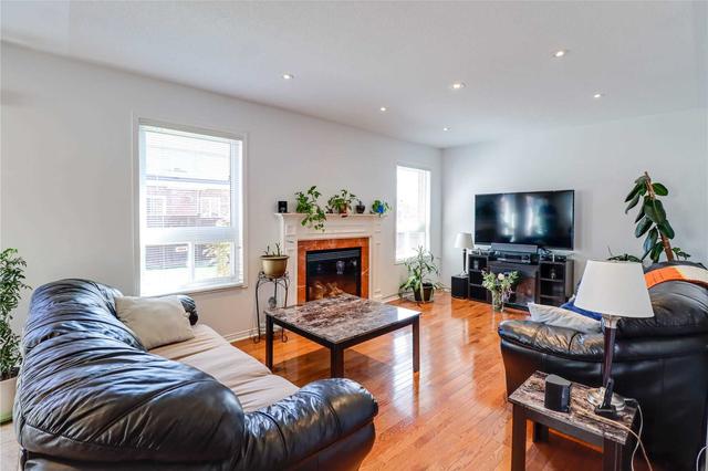 1449 Cordick St, House detached with 3 bedrooms, 3 bathrooms and 6 parking in Oshawa ON | Image 3
